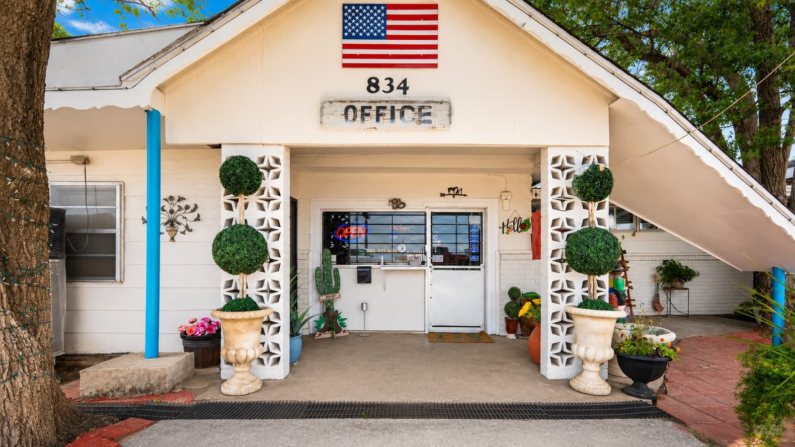 The front office entrance at Capri Motel